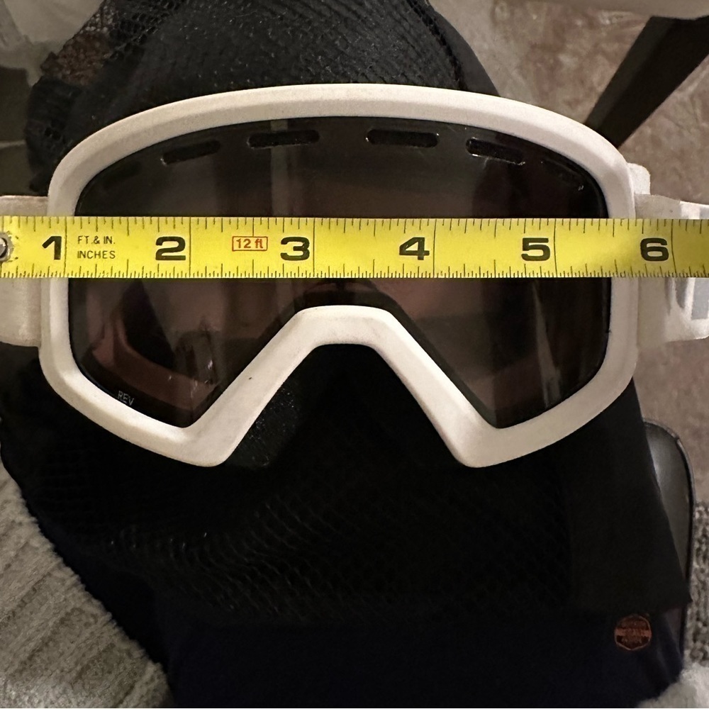 Giro kids snow goggles. I expandable head band. Face mask is 6 inches wide.